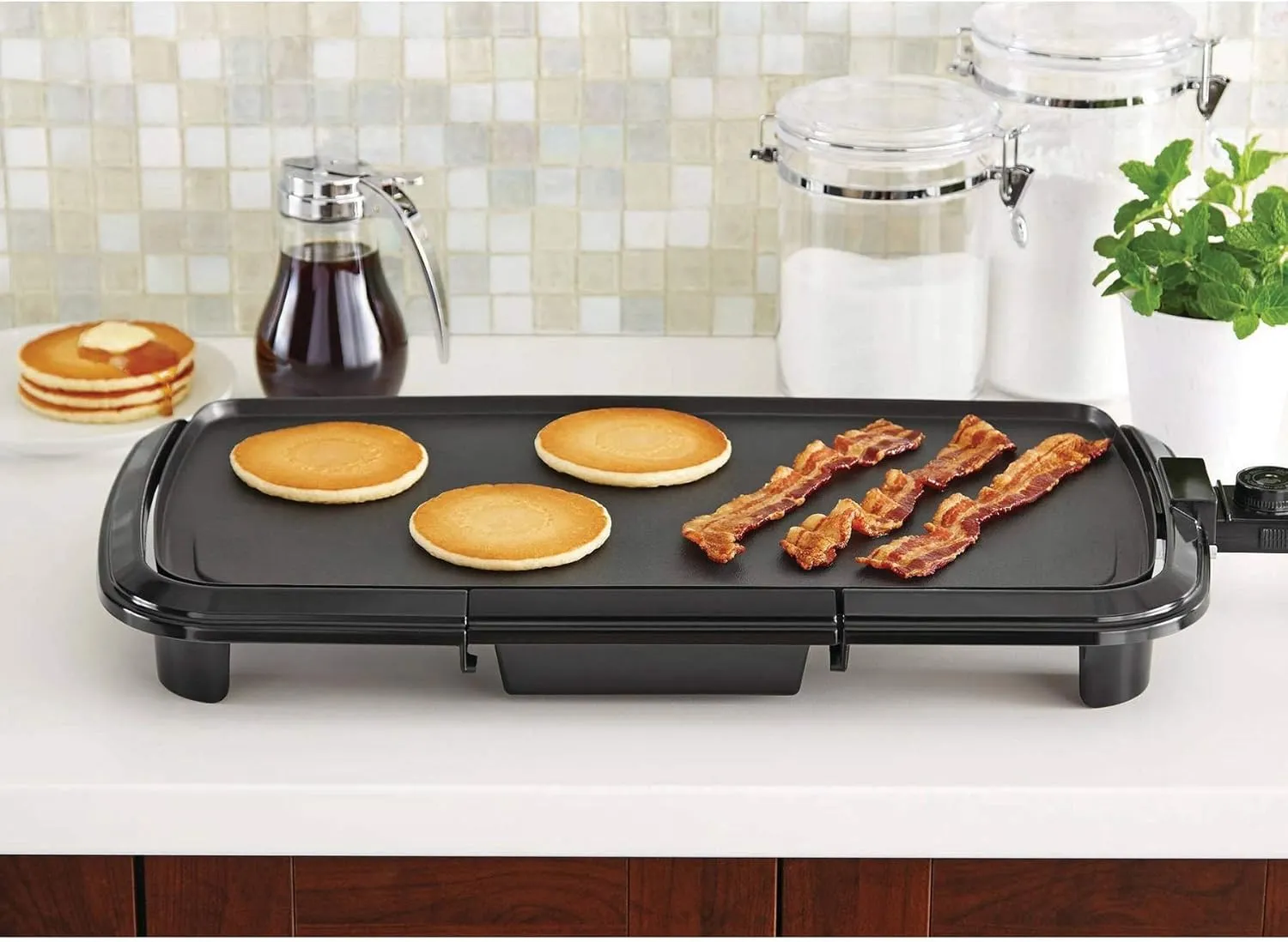 Mainstays Dishwasher-Safe 20" Black Griddle with Adjustable Temperature Control.